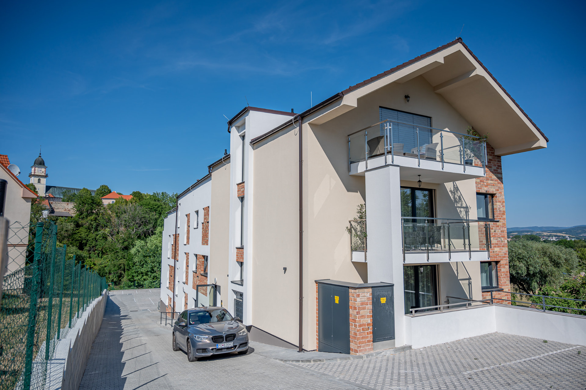 Exteriér apartmánového domu s parkovaním a vežou Bojnického zámku